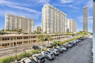 2017 S Ocean Dr in Hallandale Beach, FL - Building Photo - Building Photo