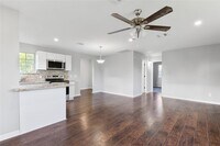 986 Dewalt St photo'