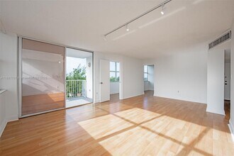 1300 NE Miami Gardens Dr in North Miami Beach, FL - Building Photo - Building Photo