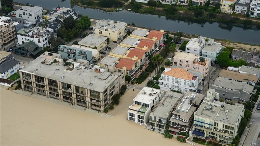 21 Spinnaker St in Marina Del Rey, CA - Building Photo