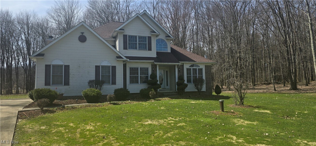 17820 Brittany Woods Dr in Chagrin Falls, OH - Building Photo