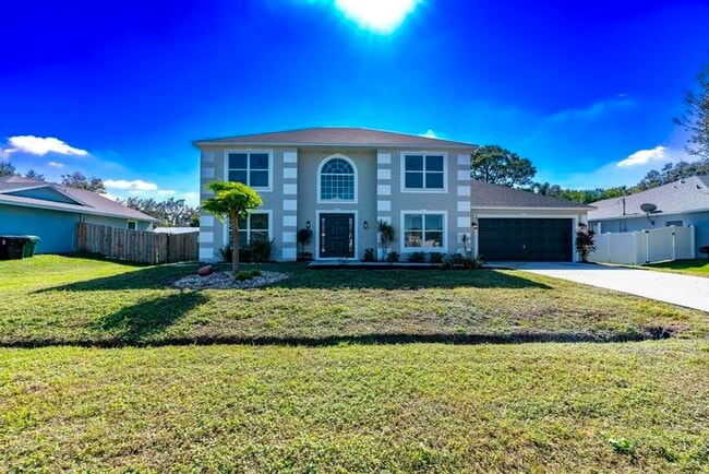2056 SW Grant Ave in Port St. Lucie, FL - Foto de edificio - Building Photo