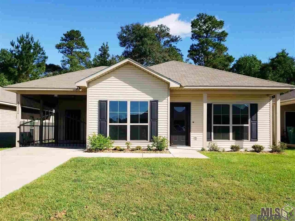 32424 Creek Pointe Dr in Denham Springs, LA - Foto de edificio