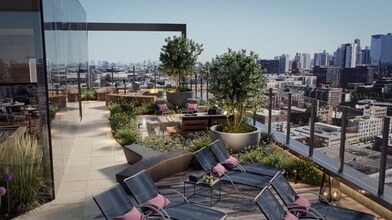 1130 W Van Buren St in Chicago, IL - Building Photo - Building Photo