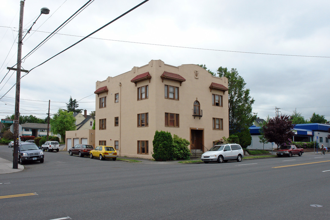 2634 NE Broadway St in Portland, OR - Building Photo