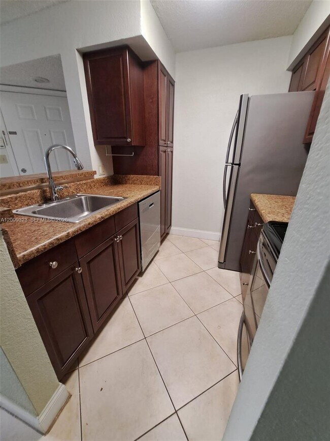 2796 S University Dr in Davie, FL - Building Photo - Building Photo