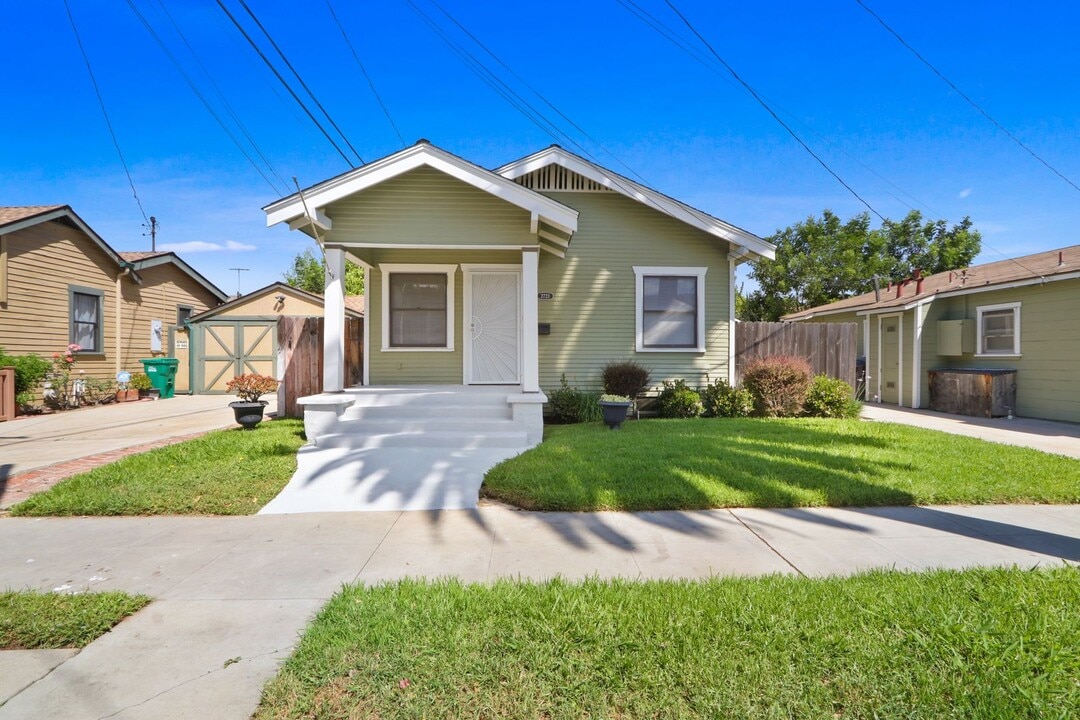 2723 E 8th St in Long Beach, CA - Building Photo