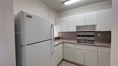 3675 W 11th Ave in Hialeah, FL - Foto de edificio - Building Photo