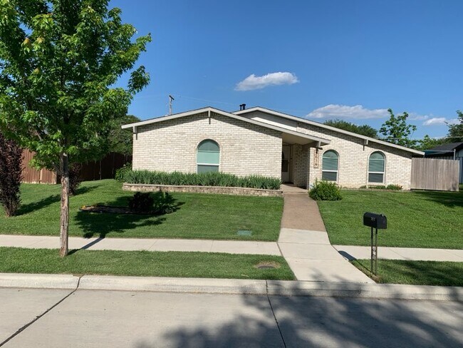 property at 3614 Pinoak Dr