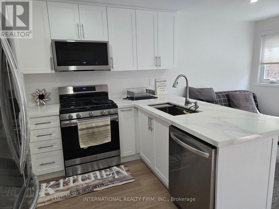 261 Soudan Ave in Toronto, ON - Building Photo
