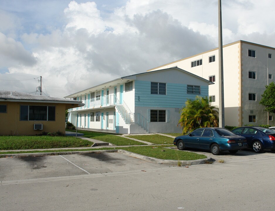 2040 NE 169th St in North Miami Beach, FL - Foto de edificio