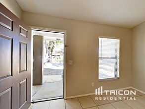 12318 Cloverstone Dr in Tampa, FL - Building Photo - Building Photo