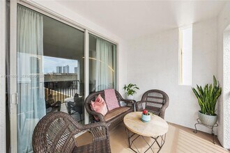 17100 N Bay Rd, Unit 1810 in Sunny Isles Beach, FL - Foto de edificio - Building Photo