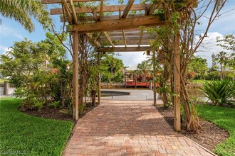 2631 Shoreview Dr in Naples, FL - Building Photo - Building Photo