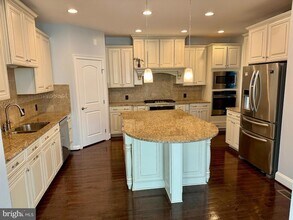 42403 Pine Forest Dr, Unit F208 in Chantilly, VA - Building Photo - Building Photo