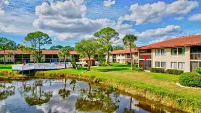 5224 Lake Village Dr, Unit 5224 Lake Village Drive in Sarasota, FL - Foto de edificio - Building Photo
