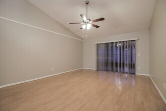 1052 Alpug Ave in Oviedo, FL - Foto de edificio - Building Photo