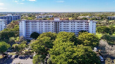 605 Oaks Dr in Pompano Beach, FL - Building Photo - Building Photo