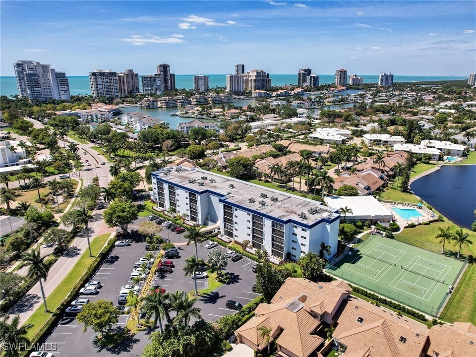 555 Park Shore Dr in Naples, FL - Building Photo