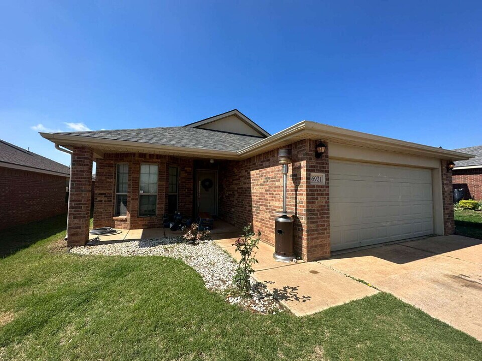 6921 95th St in Lubbock, TX - Building Photo