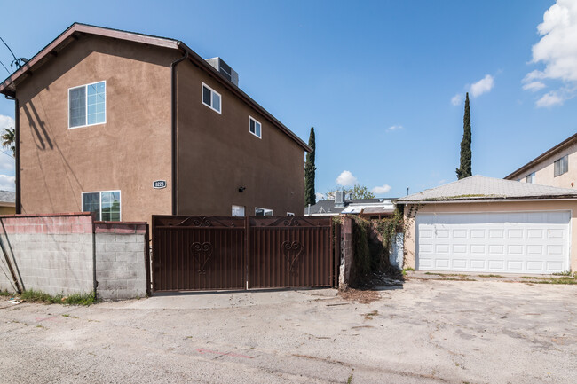 8228-8230 Whitsett Ave in North Hollywood, CA - Building Photo - Building Photo