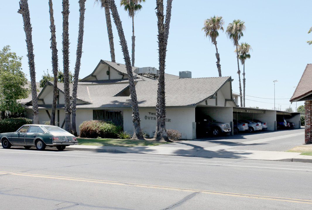 Outrigger Apartments in Hanford, CA - Building Photo