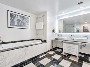 485 Brickell Ave in Miami, FL - Foto de edificio - Building Photo