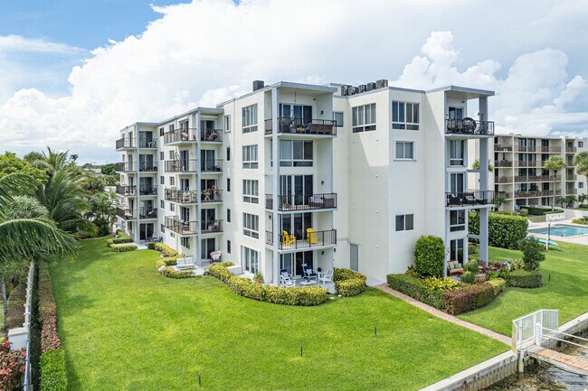James Place Condominiums in Lantana, FL - Building Photo - Building Photo
