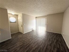 2981 Juniper Hills Blvd in Las Vegas, NV - Foto de edificio - Building Photo