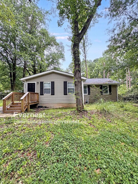 8598 Stonewall Jackson Dr in Jonesboro, GA - Building Photo