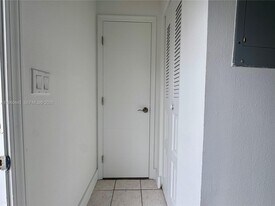 15385 S Dixie Hwy in Miami, FL - Building Photo