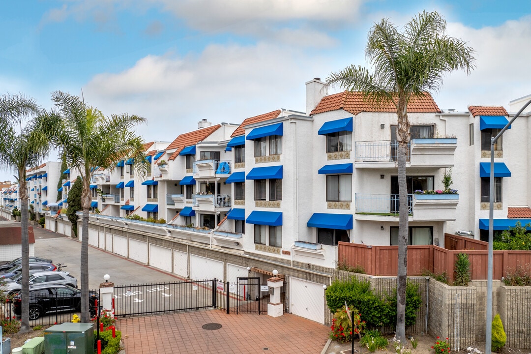 Pines of La Jolla in San Diego, CA - Building Photo