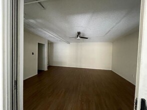 15033 Sherman Way in Los Angeles, CA - Foto de edificio - Building Photo