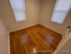 10 Hill St in New Canaan, CT - Foto de edificio - Building Photo