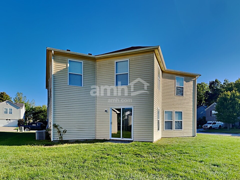 10383 Homestead Dr in Brownsburg, IN - Building Photo