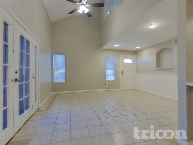 2455 E Broadway Rd in Mesa, AZ - Foto de edificio - Building Photo