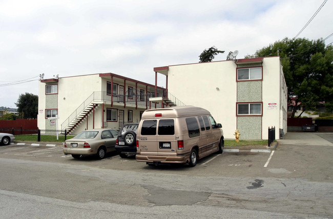 Oak Arms Apartments in South San Francisco, CA - Foto de edificio - Building Photo