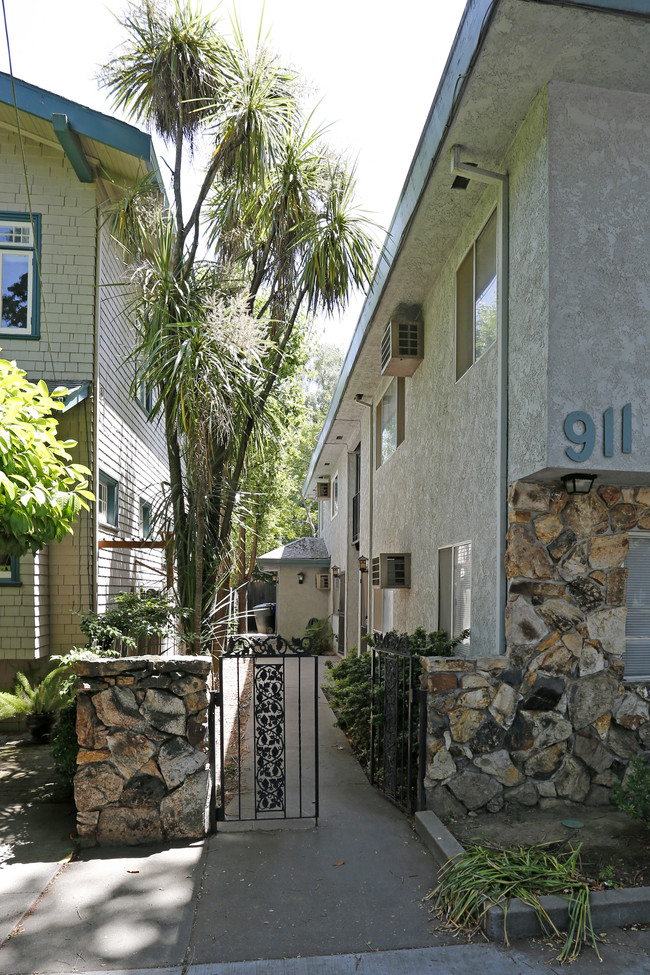 911 28th St in Sacramento, CA - Building Photo - Building Photo