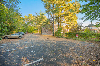 193 High St, Unit B3 in Manchester, CT - Foto de edificio - Building Photo