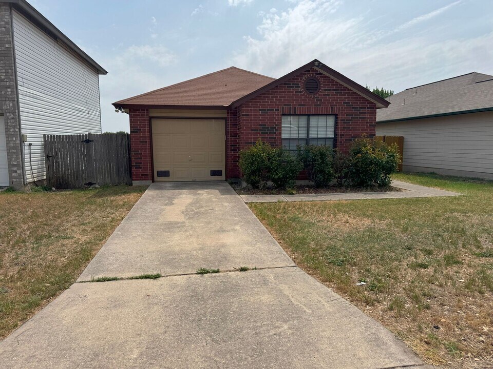 6807 Flatstone Pass in Converse, TX - Building Photo