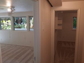 8715 27th Ave NE, Unit B in Seattle, WA - Building Photo - Building Photo