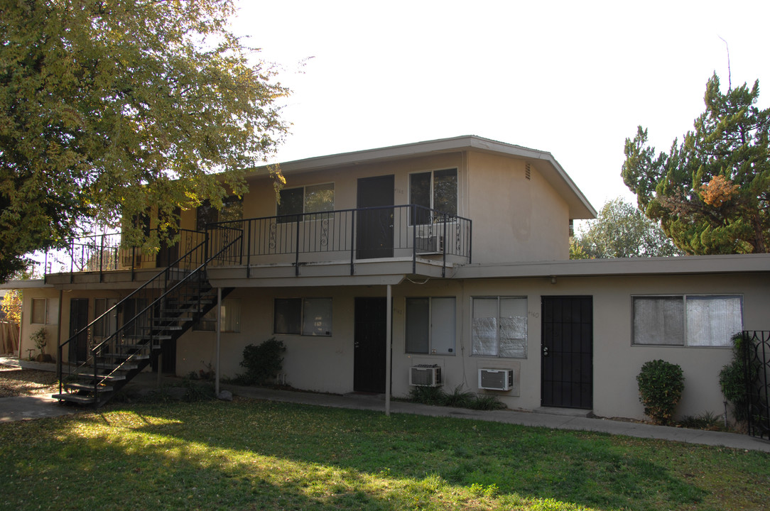 4160-4182 E Ashlan Ave in Fresno, CA - Building Photo