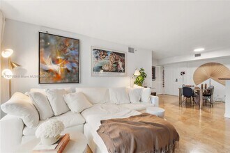 1155 Brickell Bay Dr, Unit 1903 in Miami, FL - Foto de edificio - Building Photo