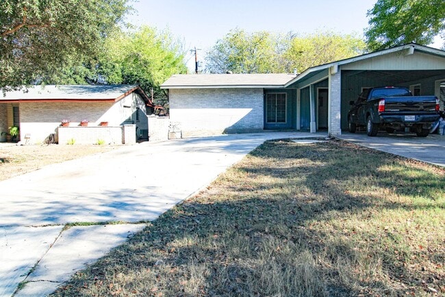 1031 Fabulous Dr in San Antonio, TX - Building Photo - Building Photo
