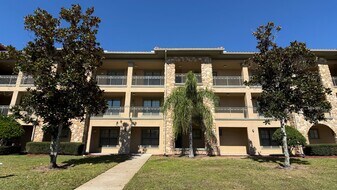 901 Charo Pkwy in Davenport, FL - Building Photo