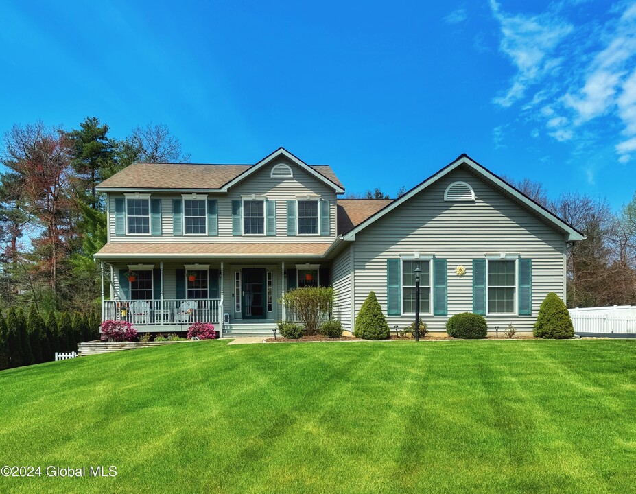 5 Clubhouse Ct in Saratoga Springs, NY - Building Photo