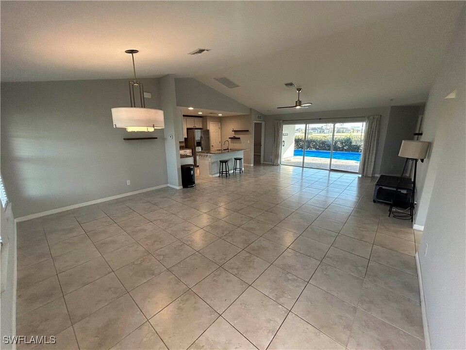 4622 NW 34th Terrace in Cape Coral, FL - Foto de edificio