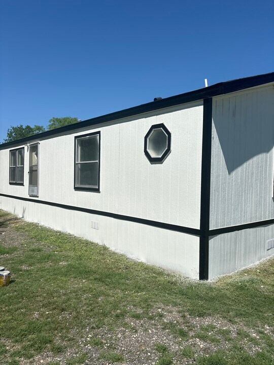 411 E Main St in Kenedy, TX - Building Photo