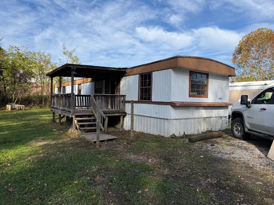 28 Rose St in New Martinsville, WV - Building Photo