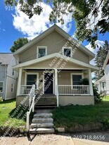 910 Oakhill St SE in Grand Rapids, MI - Building Photo